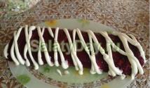 Salată de sfeclă cu brânză și prune uscate